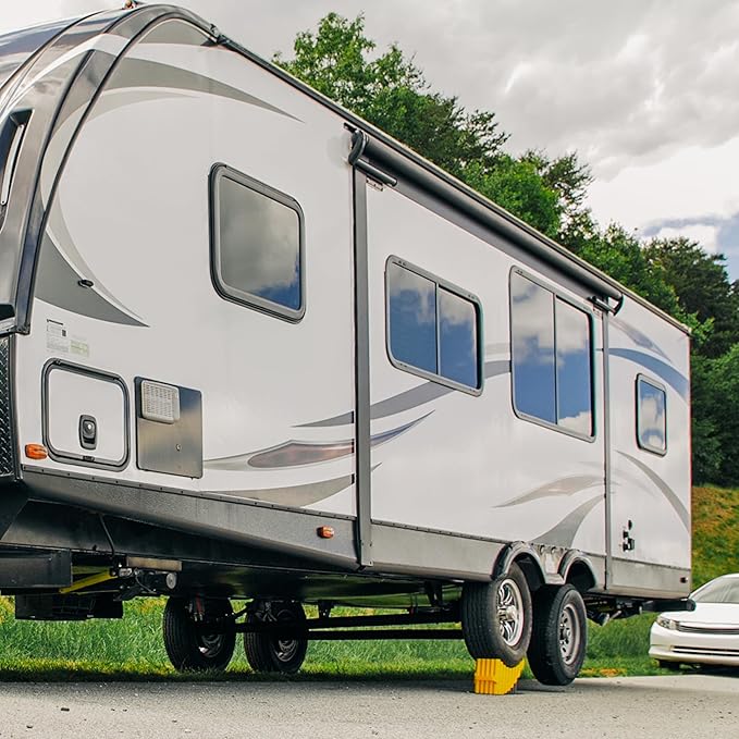 Camco Camper/RV Curved Trailer Aid - Features 6.5" of Lift & Includes Wheel Chock and Rubber Base Pad - Designed for Trailers Up to 20,000lbs & Compatible w/ Tires Up to 32" (44436)