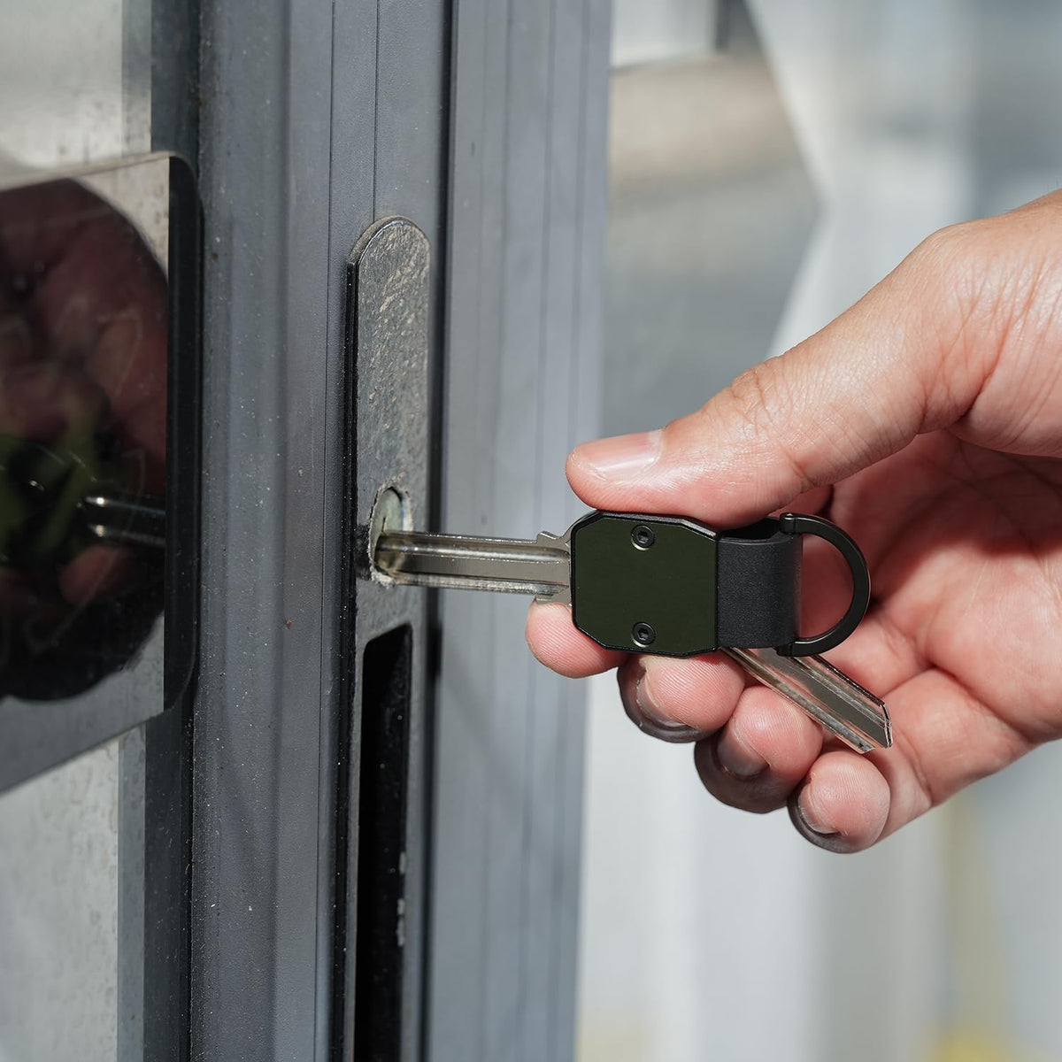 Compact Aluminum Mini Key Organizer Holder Keychain with Carabiner Clip.