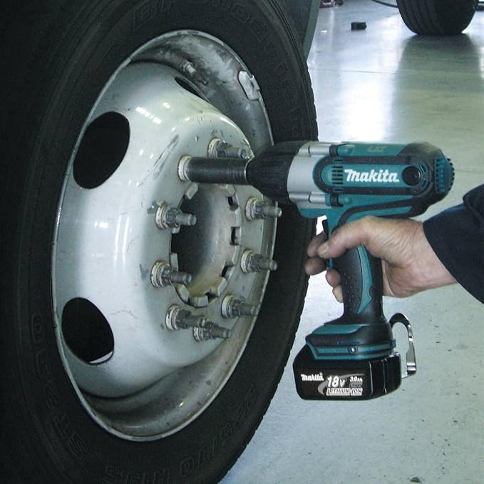 Makita XWT041X 3.0Ah 18V LXT Lithium-Ion Cordless 1/2" Square Drive Impact Wrench Kit