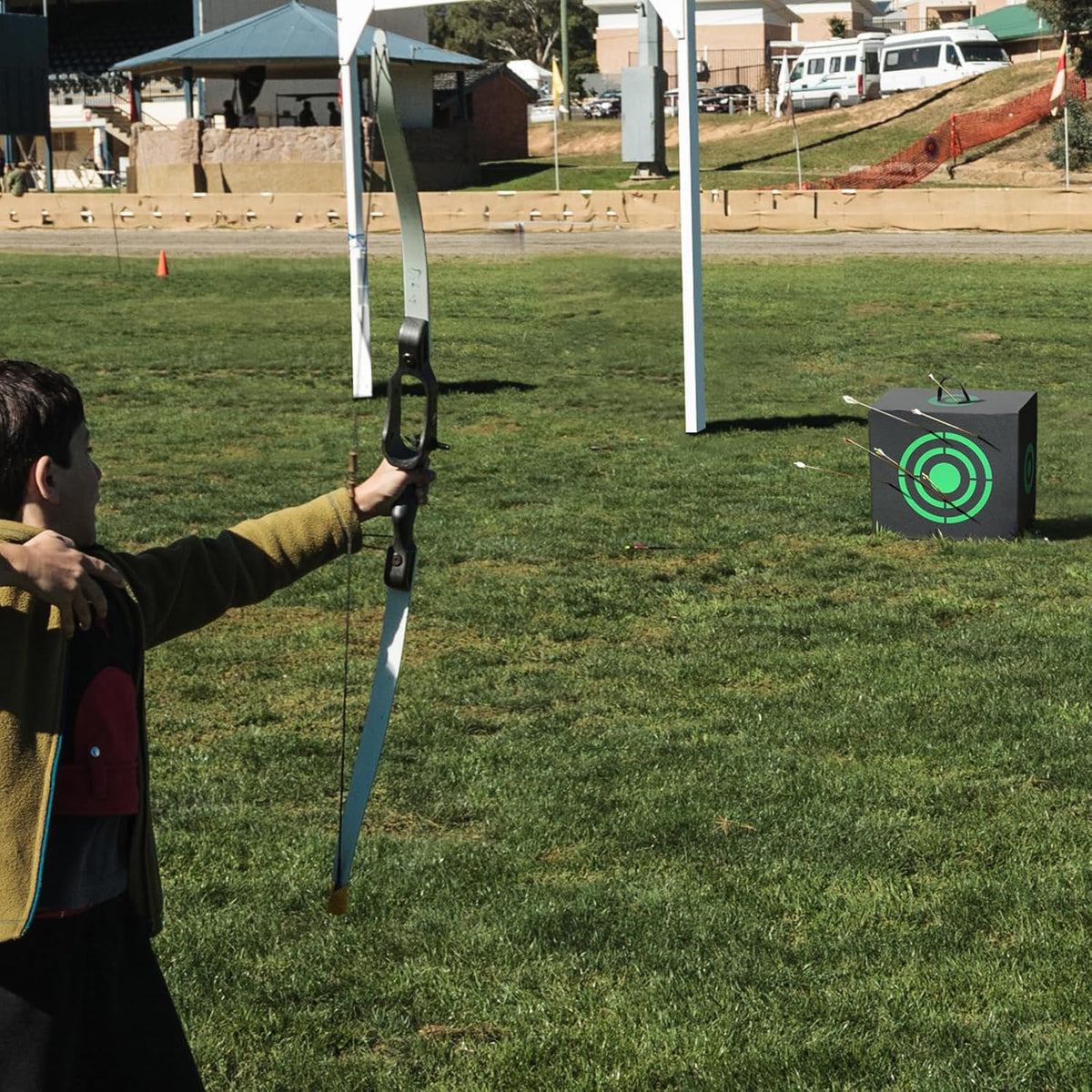 VEVOR Archery Target Block - 16"x18" Portable Bow Target with Carry Handle & Easy Arrow Removal | Black